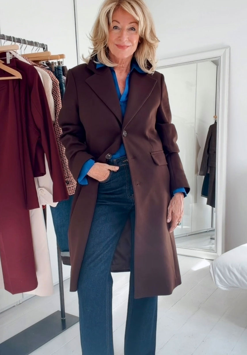 die Influencerin charismalook trägt einen braunen Mantel