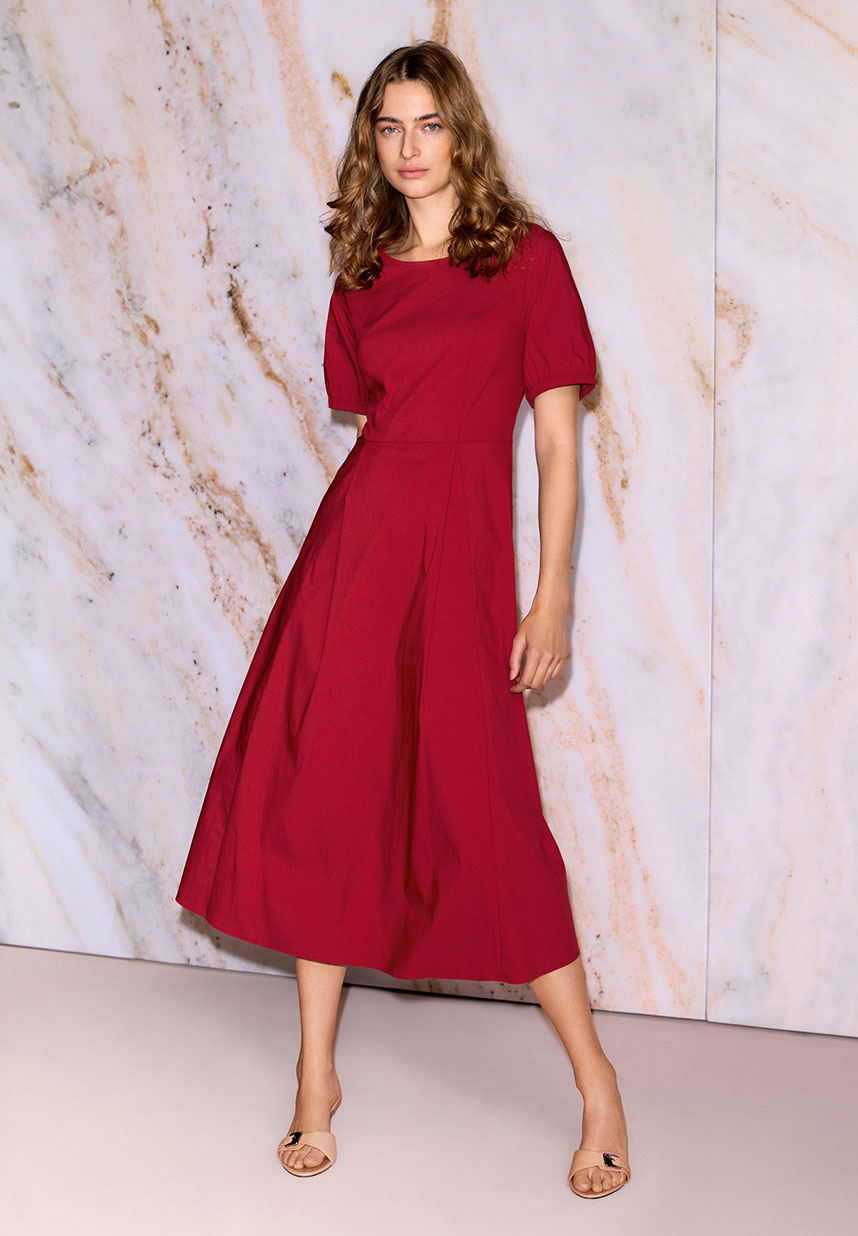 Frau mit rotem Kleid