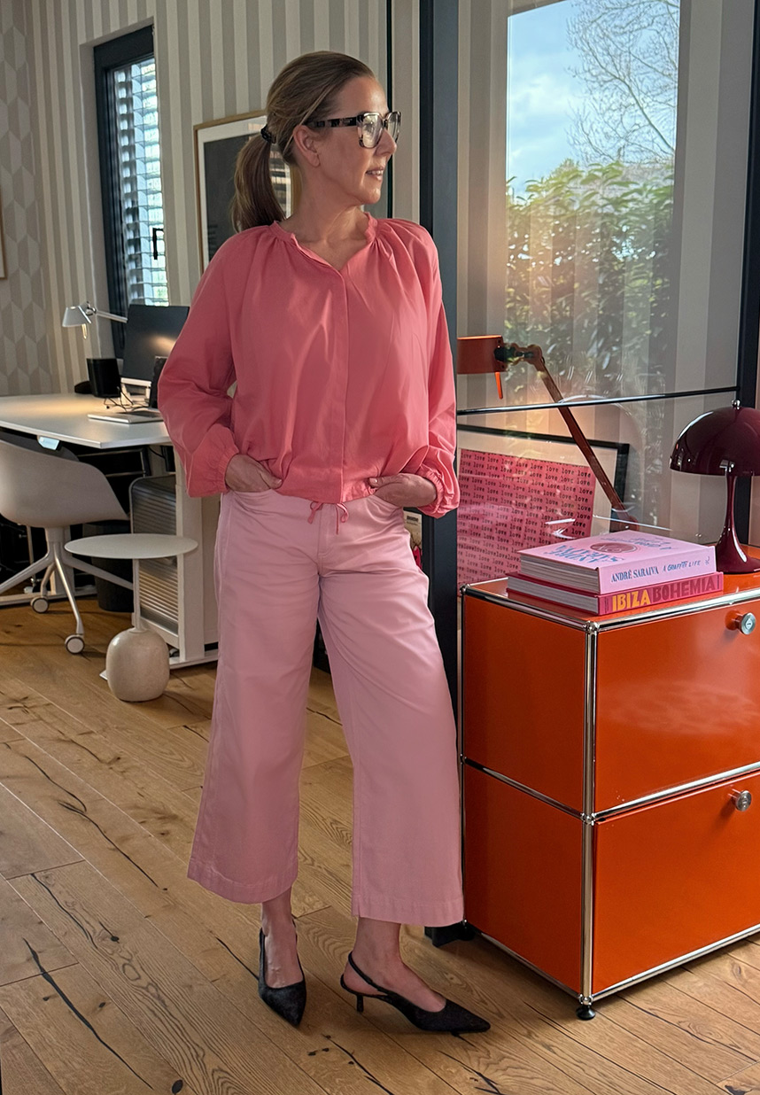 Look mit pinker Bluse und rosa Culotte