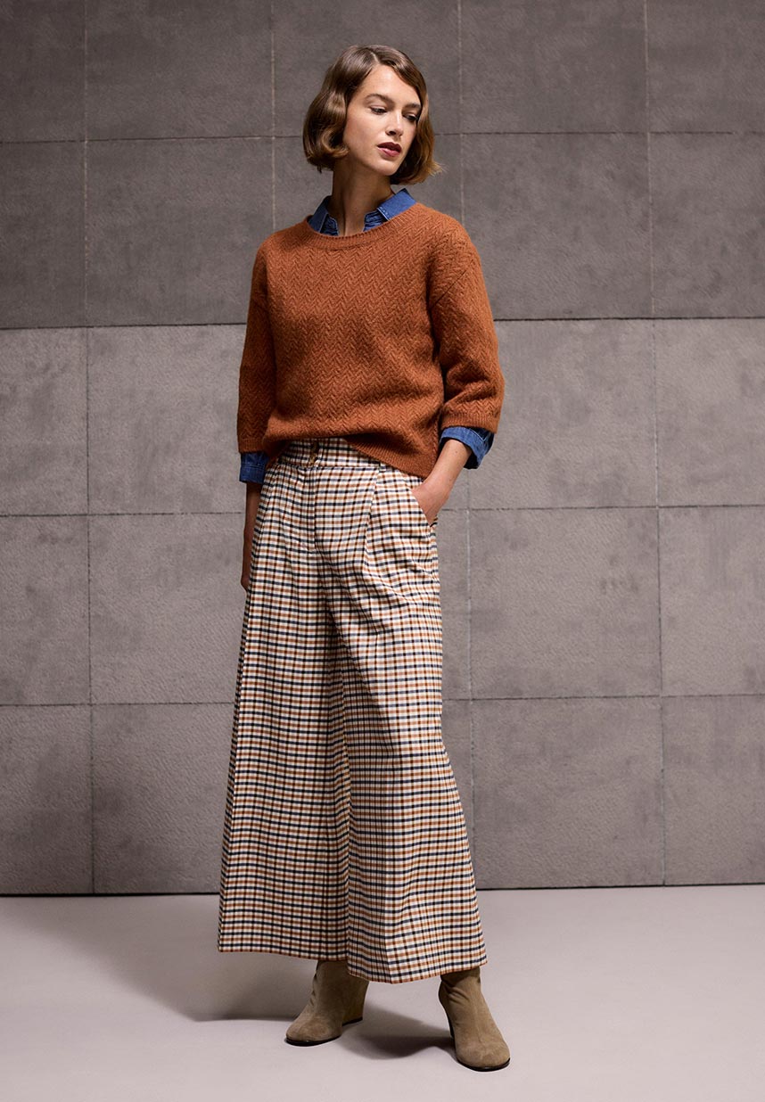 Frau mit Pullover in cognac und Karohose