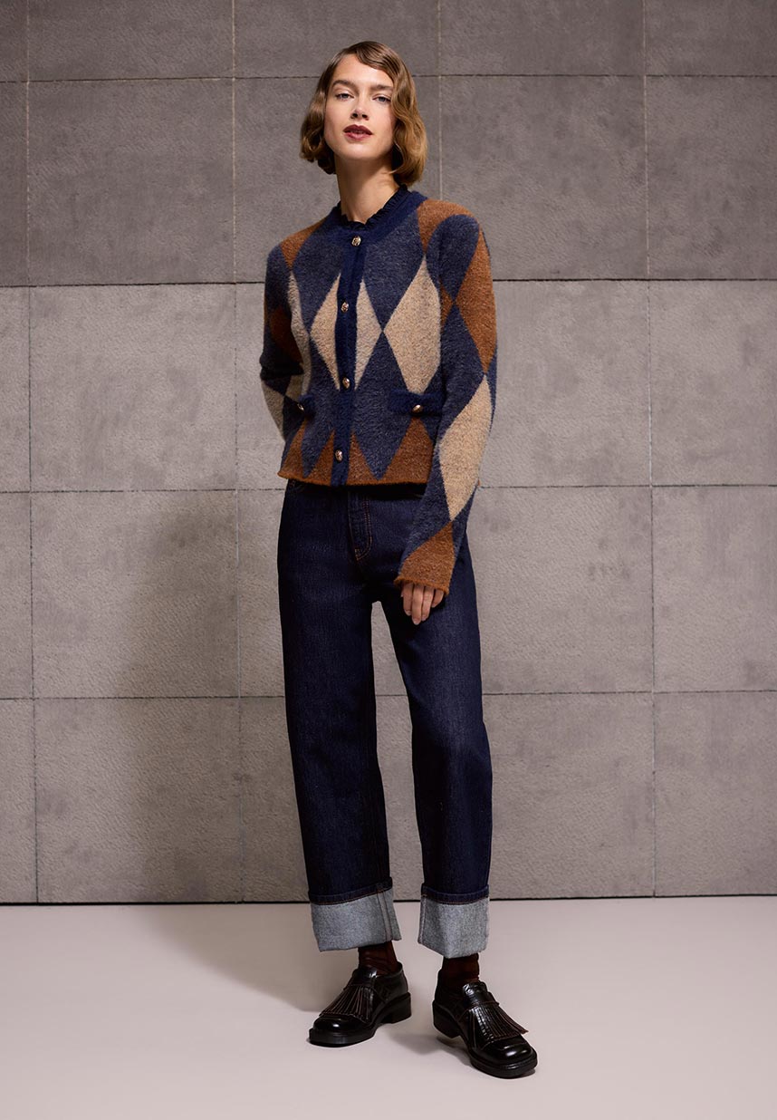 Frau mit Karo Cardigan und Denim