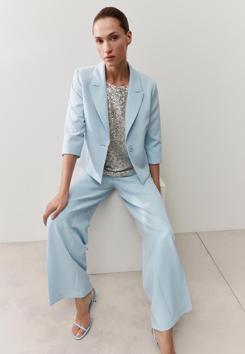 Anzug in hellblau mit Paillettenshirt