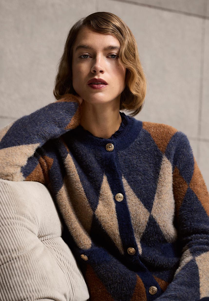 Frau mit Karo Cardigan