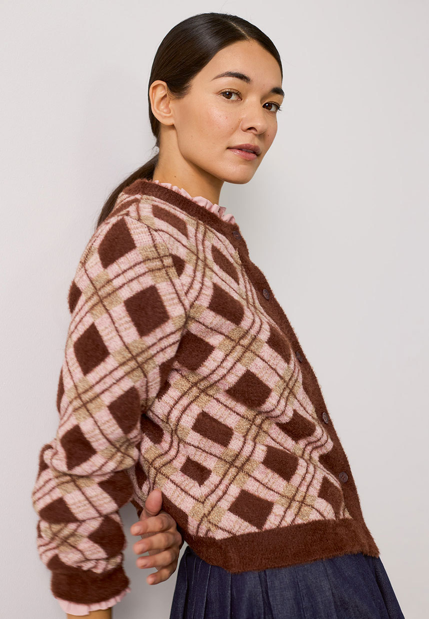 Look mit Karo Cardigan