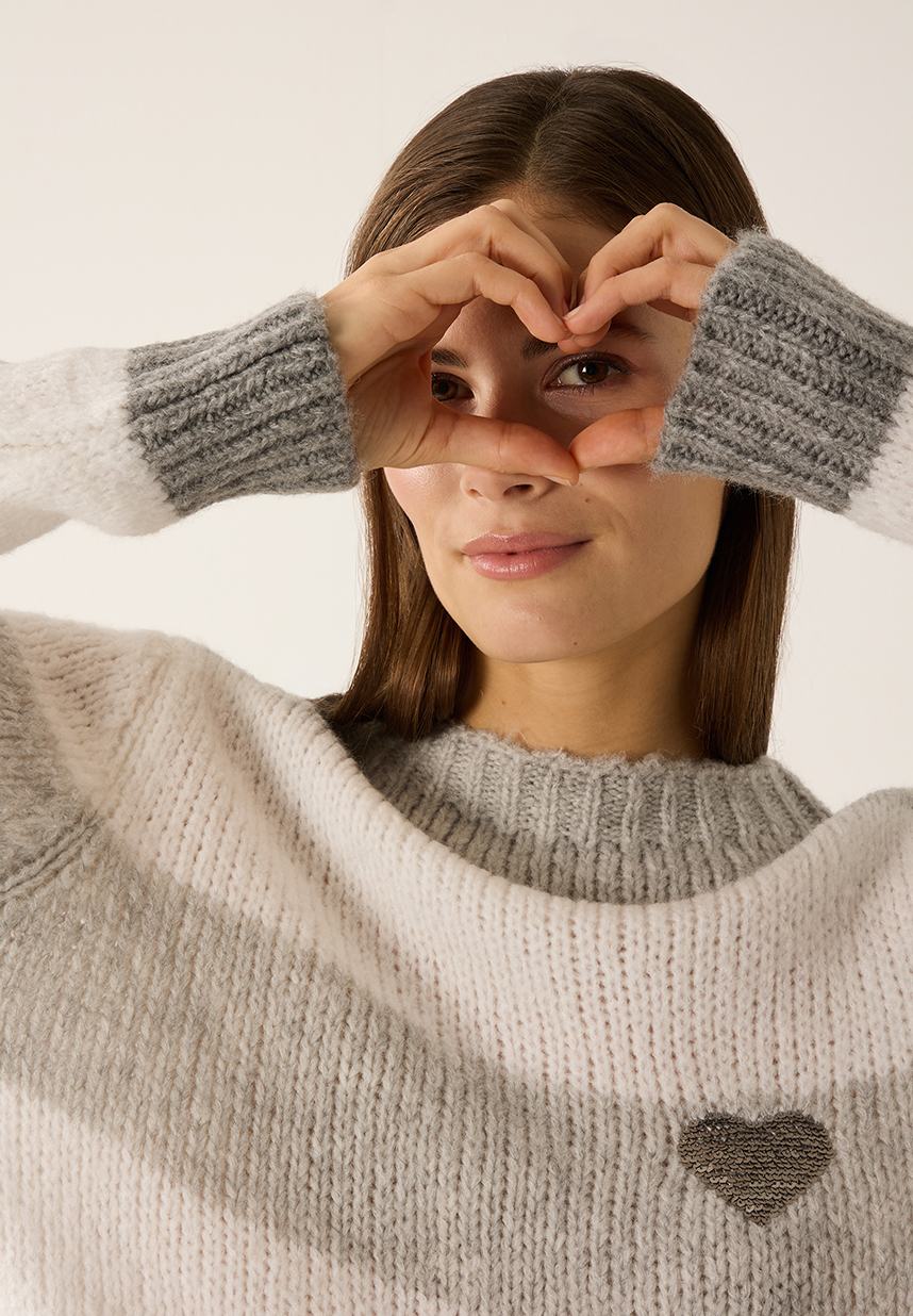 grau-weiß gestreift