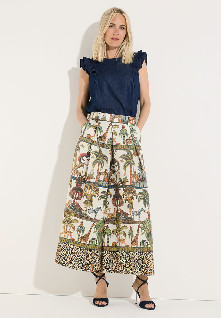 Hose mit Jungle Print mit Denimbluse