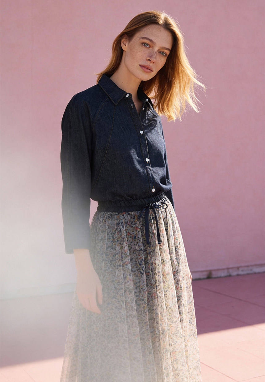 Look mit Printrock und Denimbluse