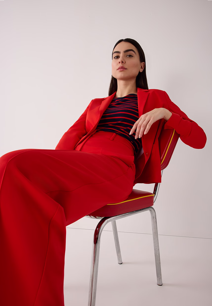 rote Hose mit rotem Blazer