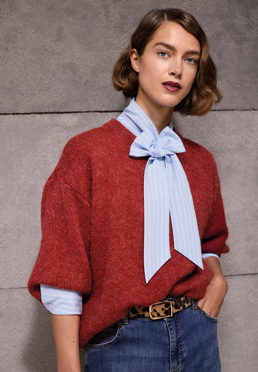 roter Pullover uns Streifenbluse