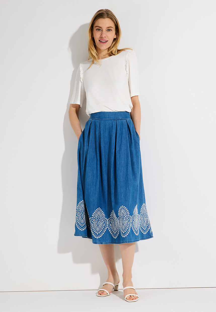 Jeansrock mit Shirt in weiß