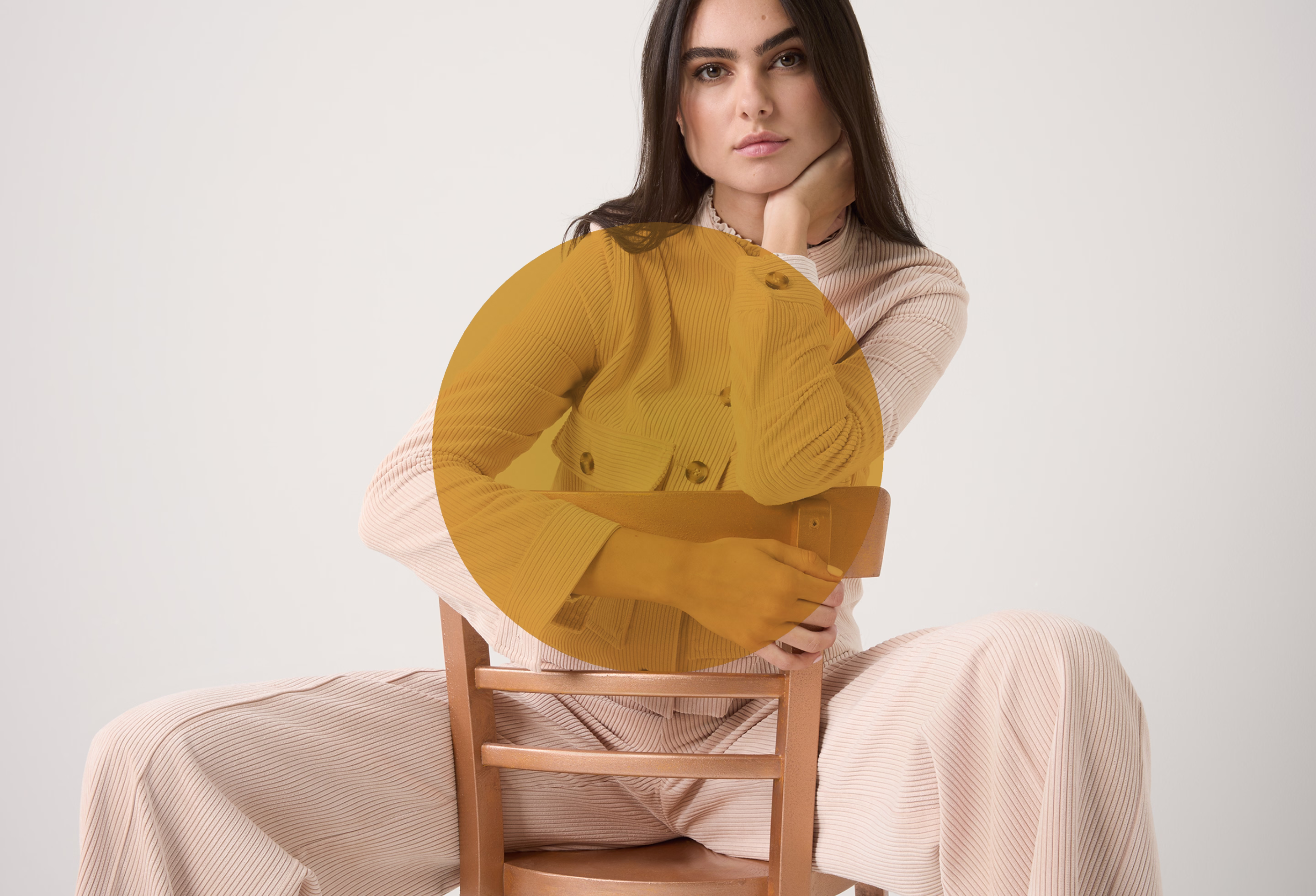 Model mit Cord Kleidung