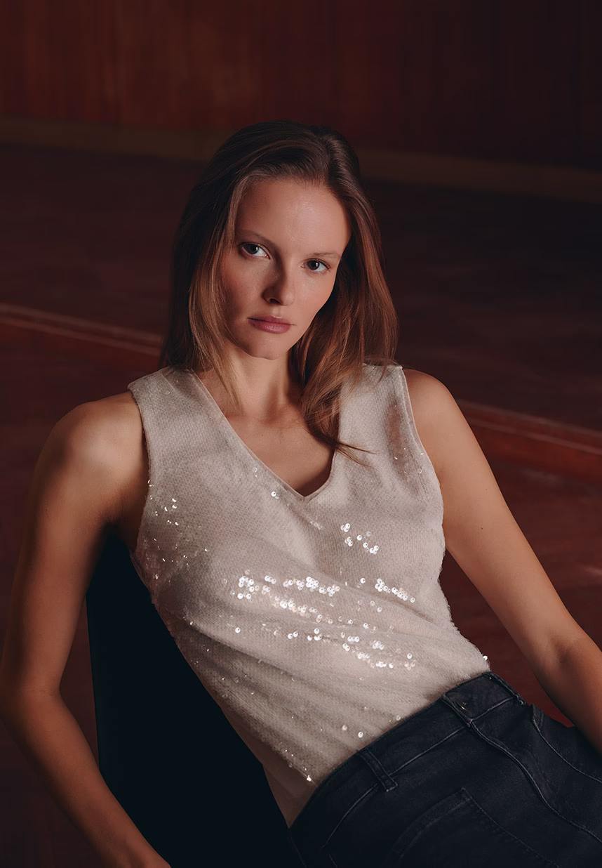 Frau mit Pailletten Top