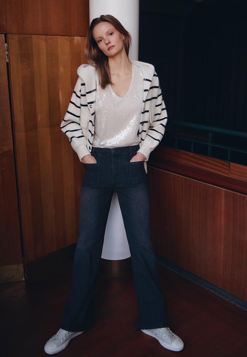 Look mit Paillettentop und Kapuzenpullover