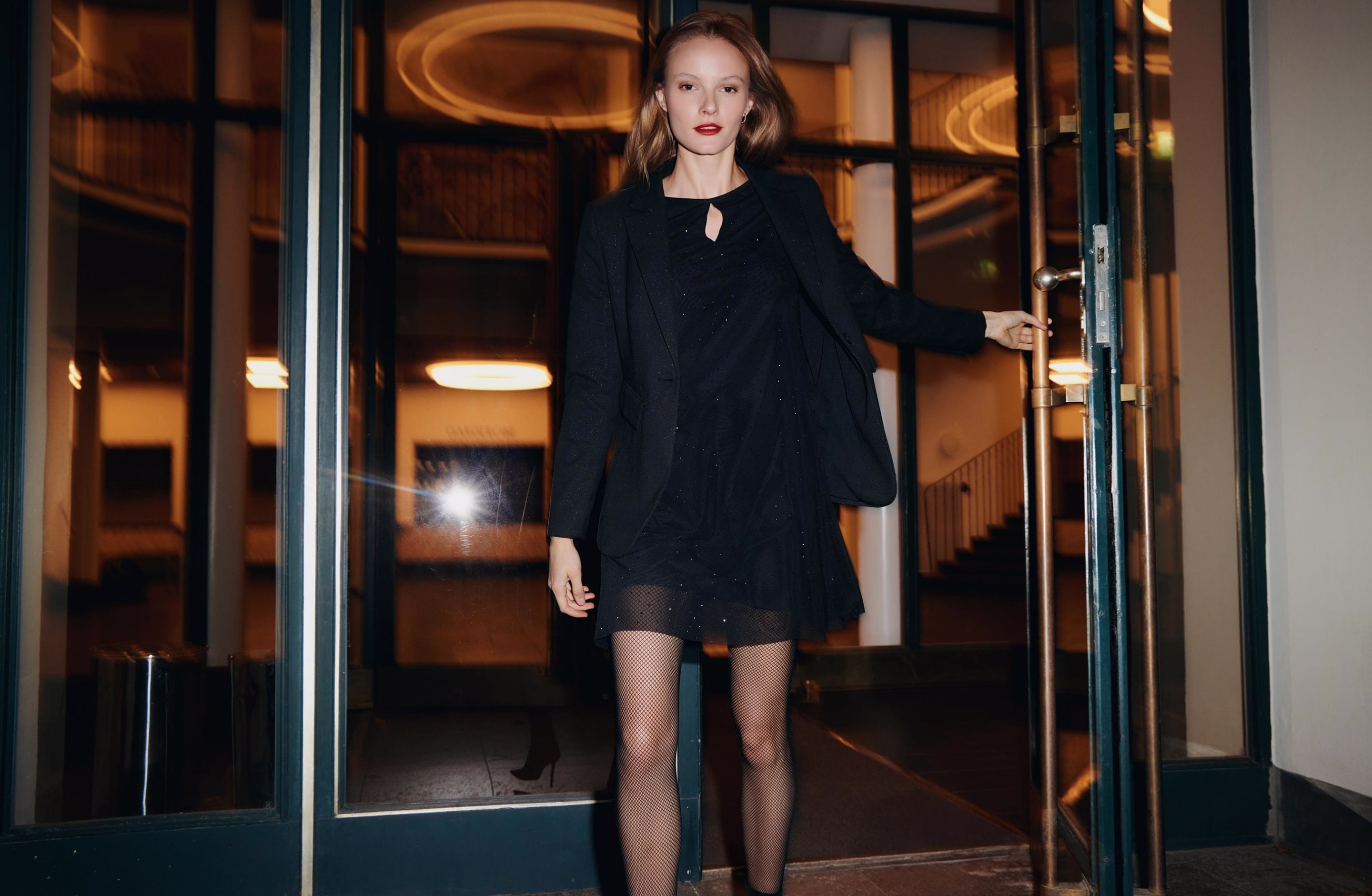 Model mit Meshkleid mit Glitzersteinchen