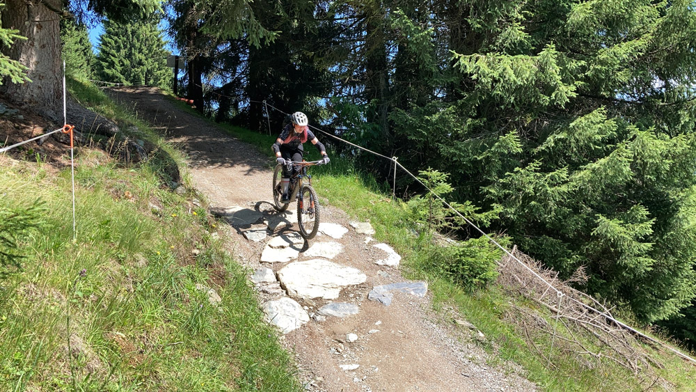 Lisa mit einem Mountainbike auf dem Trail