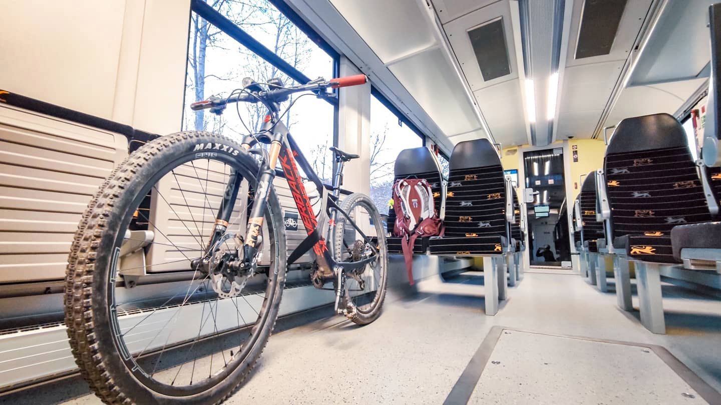 Mountainbike in der Bahn - angeschnallt.