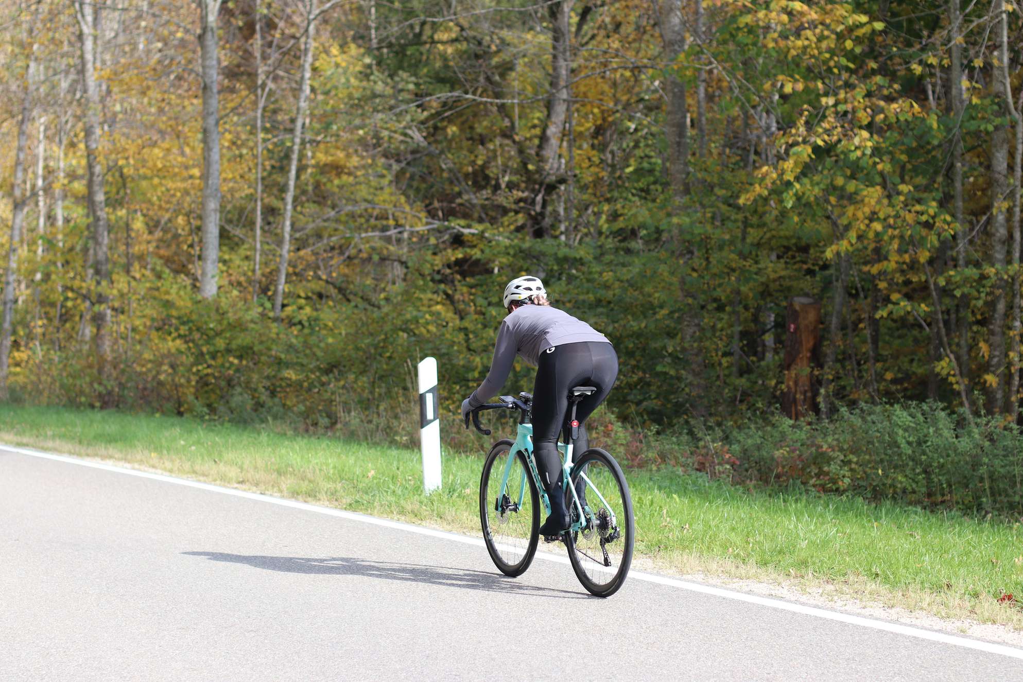 Rennradfahrerin auf einer Straße.