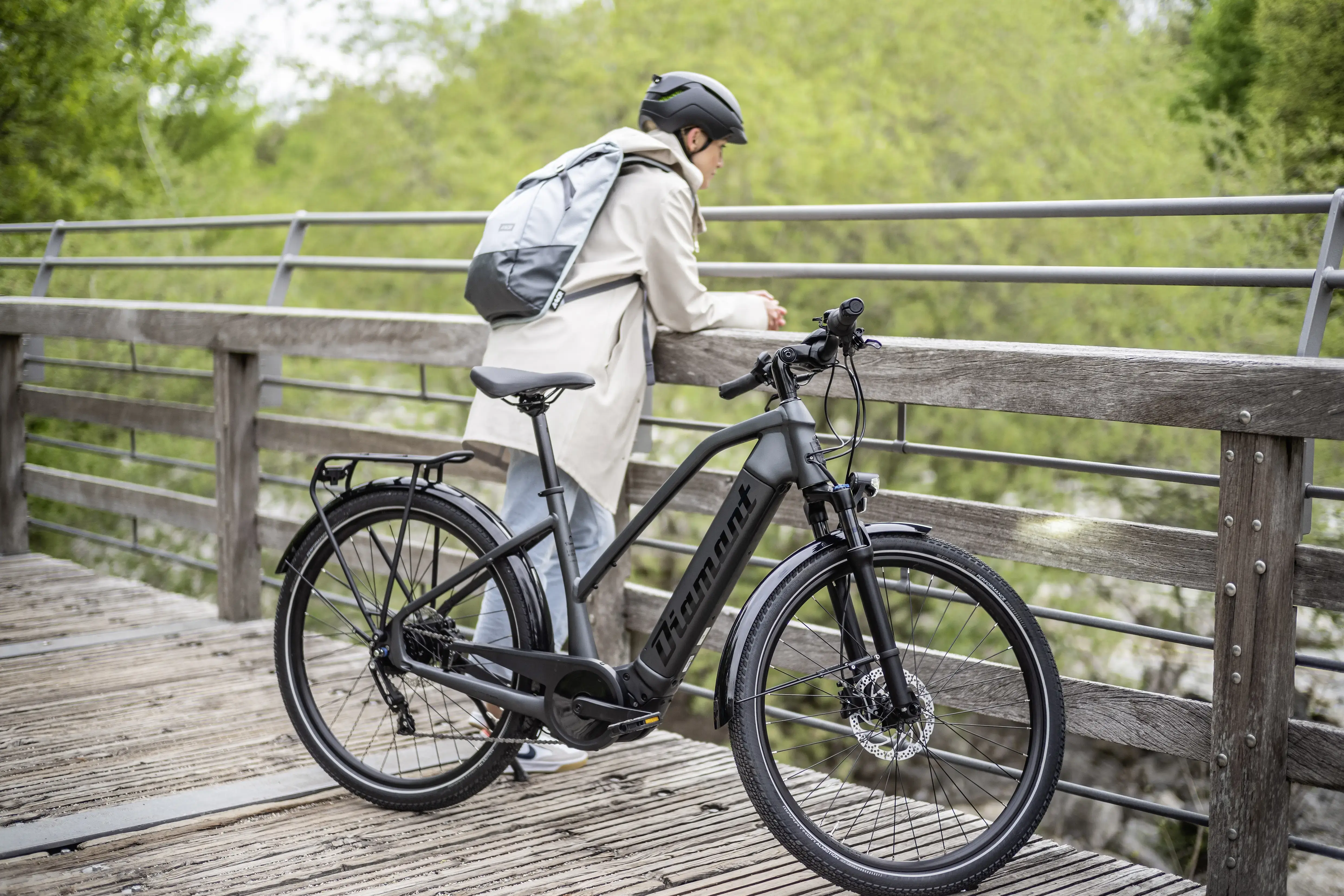Ebikerin beim Sonntagsausflug auf einer Holzbrücke in der Natur