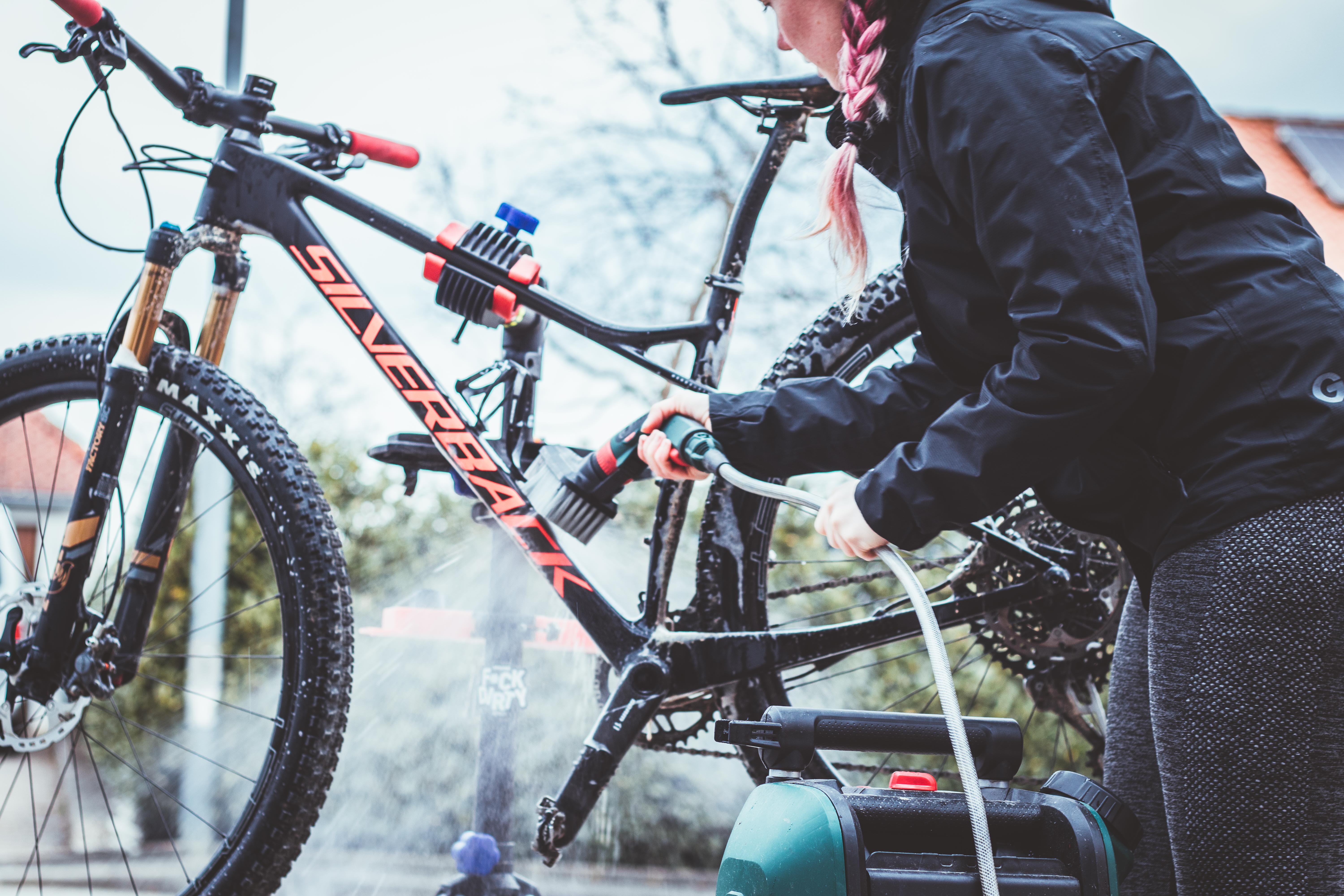 Fahrradwäsche nach dem Weg mit dem Rad zur Arbeit