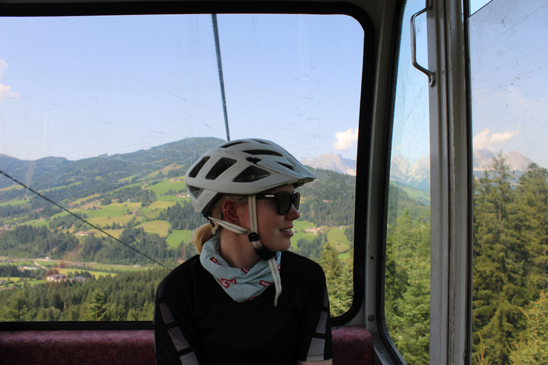 Lisa mit dem Ebike in der Gondel.