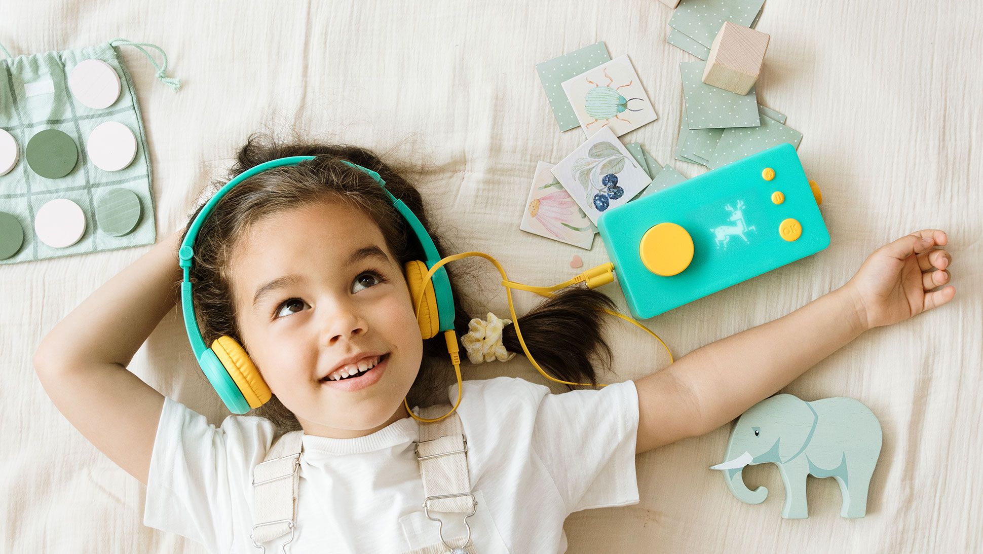 L'enfant écoute attentivement les histoires qu'il a lui-même créées