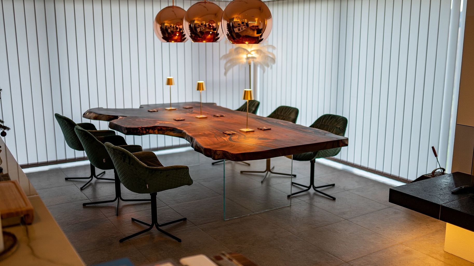 Moderner Baumstammtisch mit Glasbeinen im Esszimmer – schwebender Massivholztisch aus der Stammdesign Manufaktur