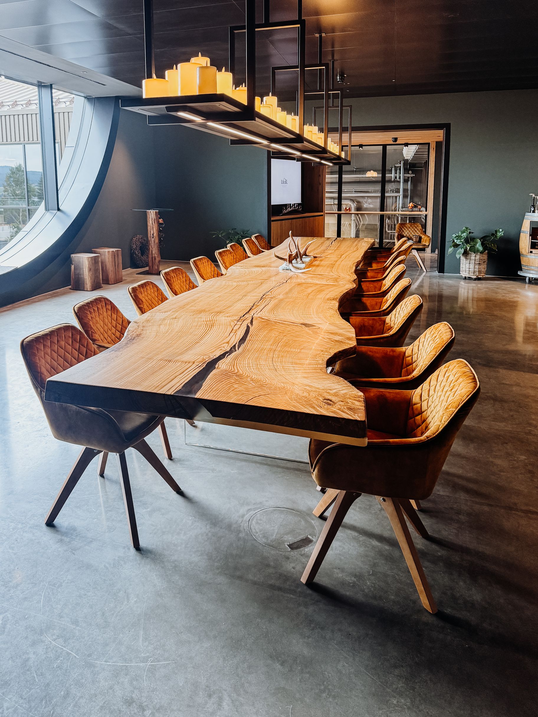 Mesa artesanal de fresno con carácter natural de la madera y base de vidrio para oficina o comedor
