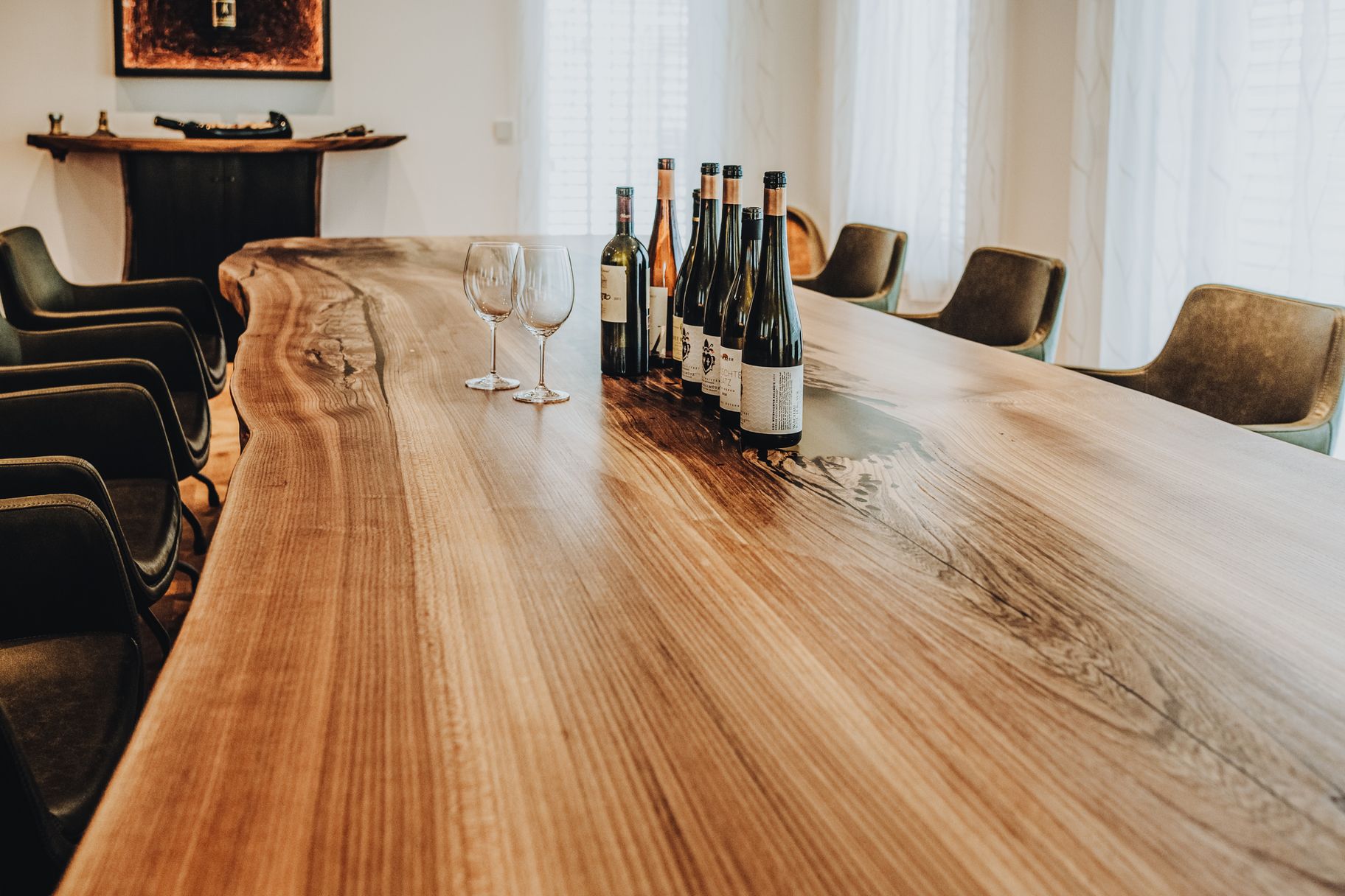 Mesa de olmo de alta calidad con veta elegante y patas de cristal invisibles para la bodega
