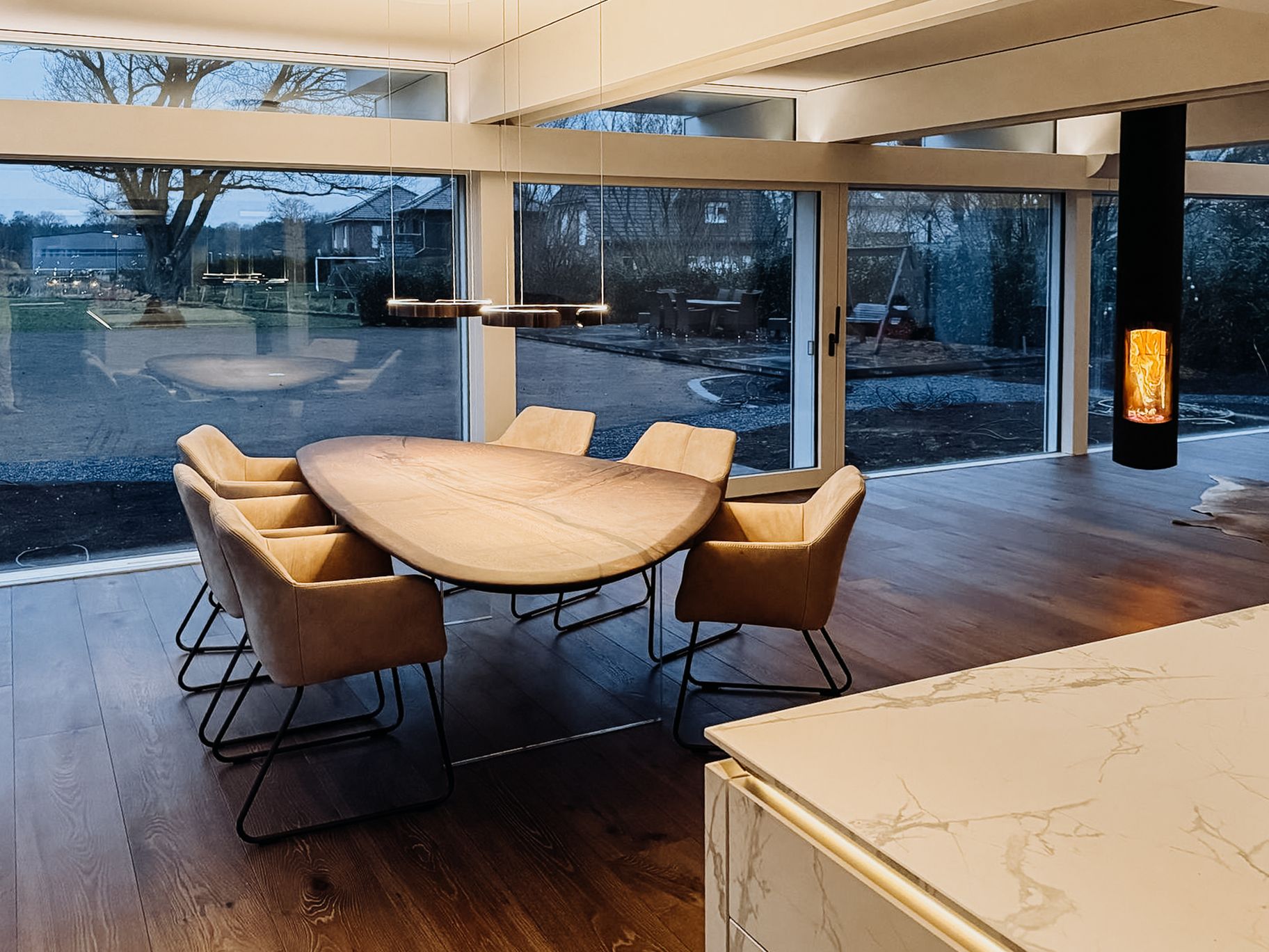 Mesa natural moderna de roble con patas de vidrio de Stammdesign
