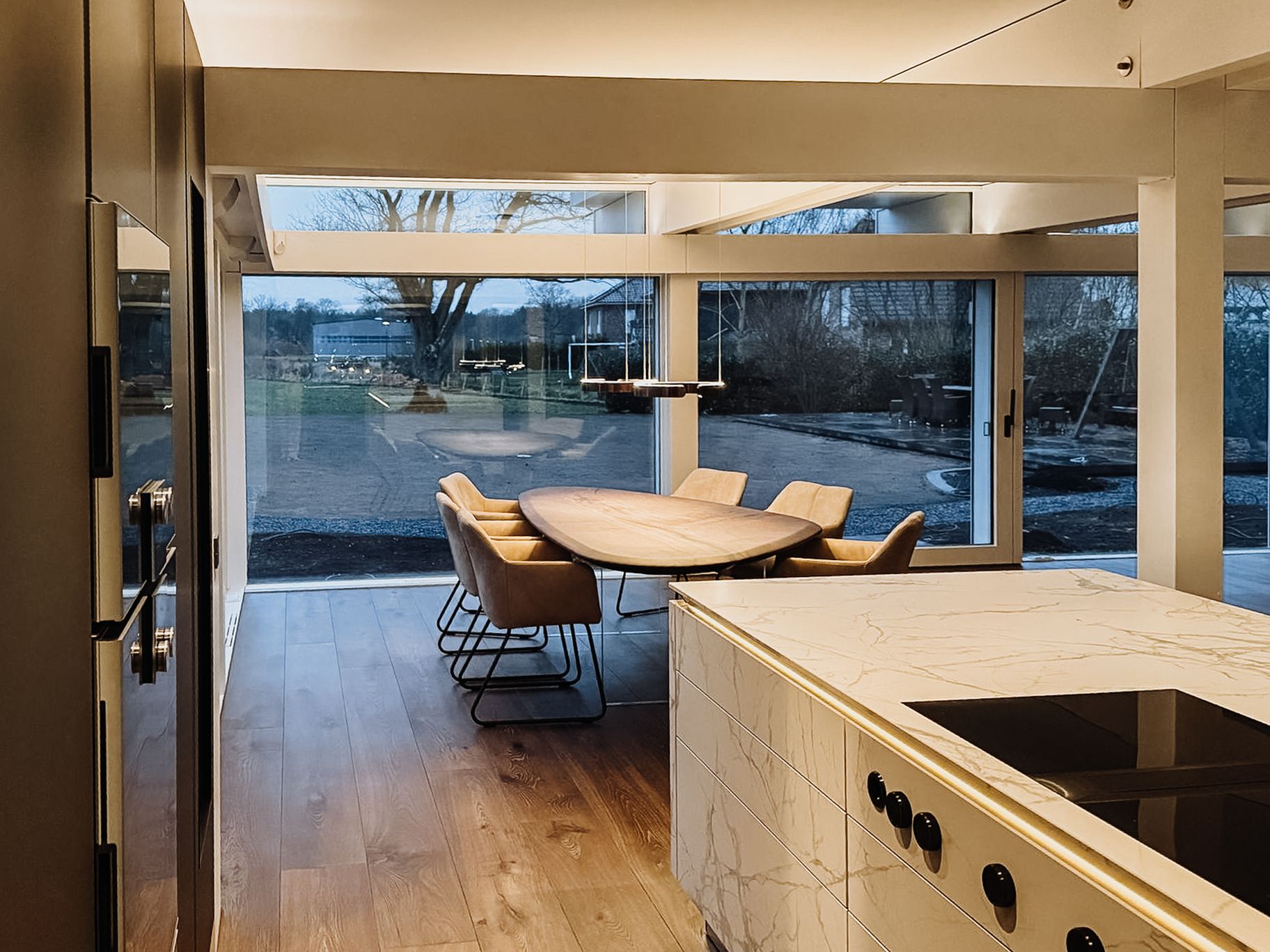Mesa natural moderna con tablero de roble macizo, veta discreta y base transparente en el comedor