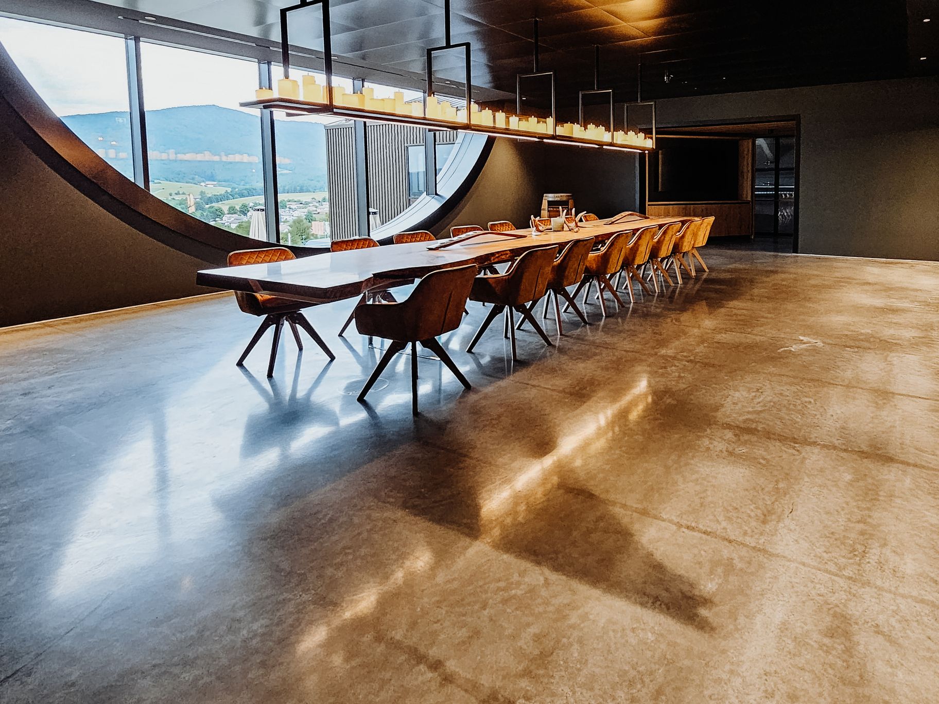 Mesa de comedor de madera maciza con patas de vidrio y veta viva: combina elegancia y naturaleza para espacios amplios