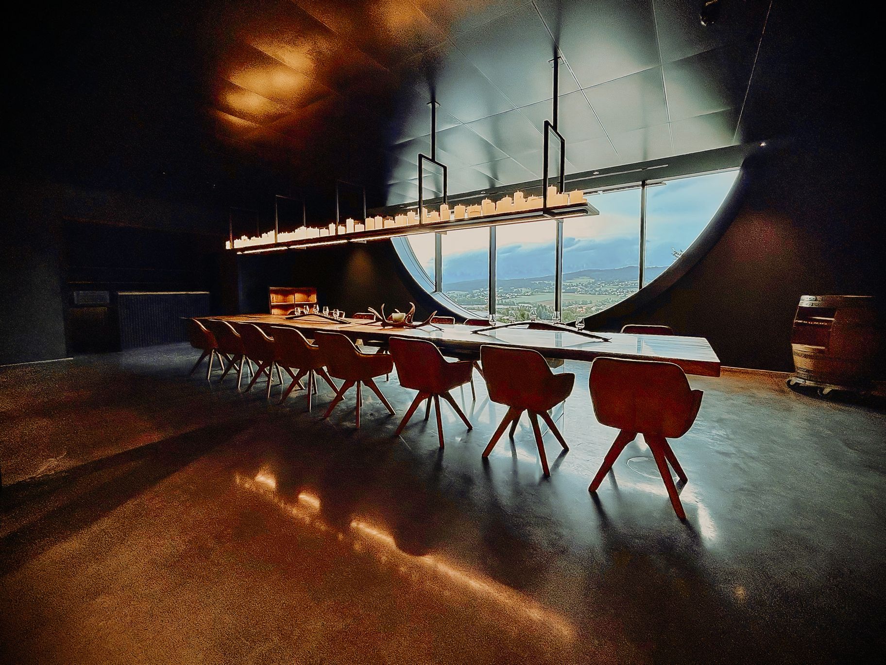 Mesa de comedor y oficina de fresno macizo de Stammdesign con borde natural y veta marcada