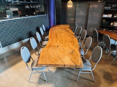Design-Esstisch aus Edelkastanie mit Glasplatte und charaktervoller Baumkante für großzügige Räume und Restaurants