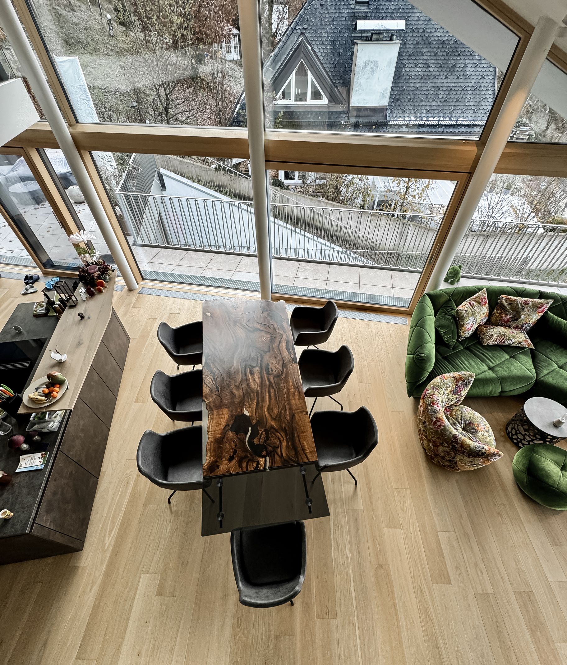 Exklusiver Schwarznuss-Esstisch mit Glasakzent, gefertigt von Stammdesign