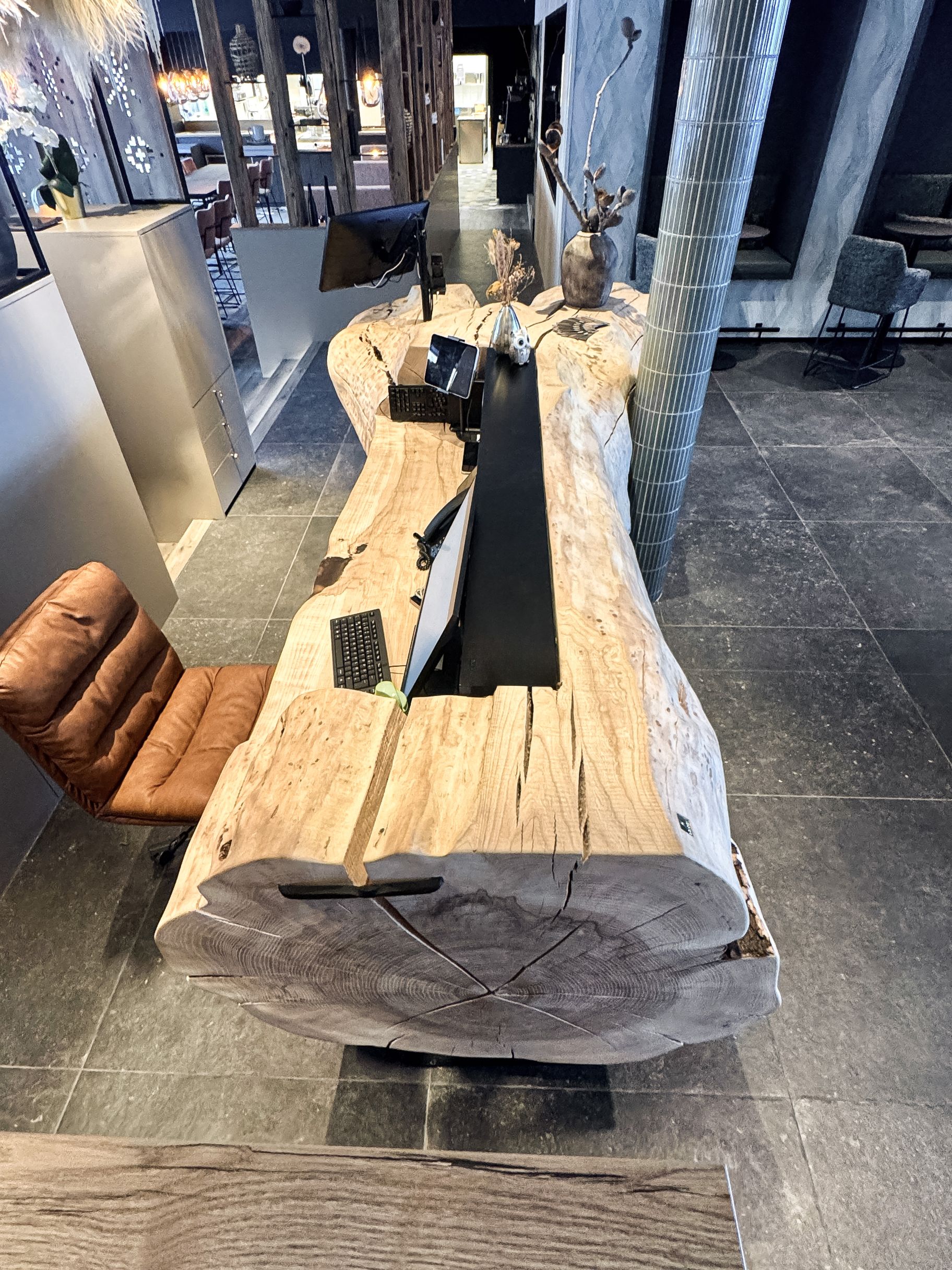 Handgearbeitete Rezeption aus Eschenholz mit ursprünglicher Baumkante für den Hotelbereich