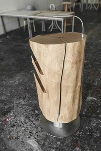 Atril de tronco completo con luz y compartimentos de almacenamiento de Stammdesign