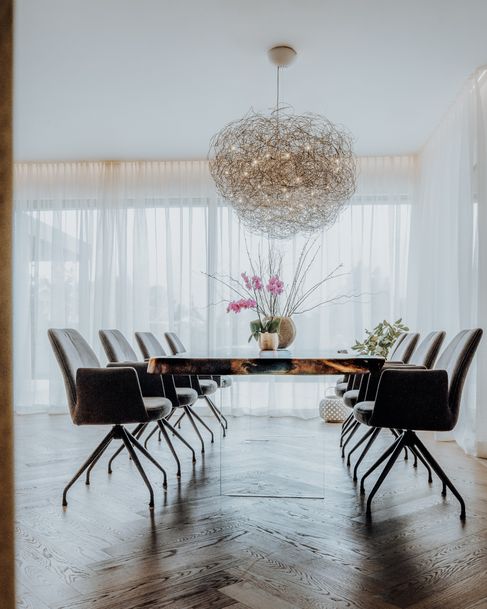 Hochwertiger Wohnzimmer-Tisch aus einem Baumstamm mit schöner Maserung und massiver Tischplatte aus Nussbaum, frontal