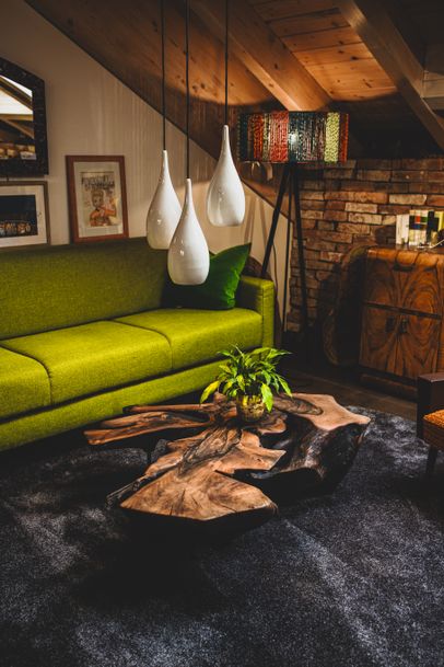 Couch mit einzigartigem Couchtisch aus einem Wurzelstock im Stammdesign Genussräumchen