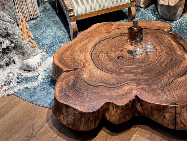 Couchtisch aus einer Ulmen-Baumstammscheibe mit markanter Maserung