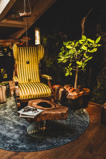 Sessel mit Couchtisch aus einem Baumstamm im Loungebereich der Stammdesign Manufaktur