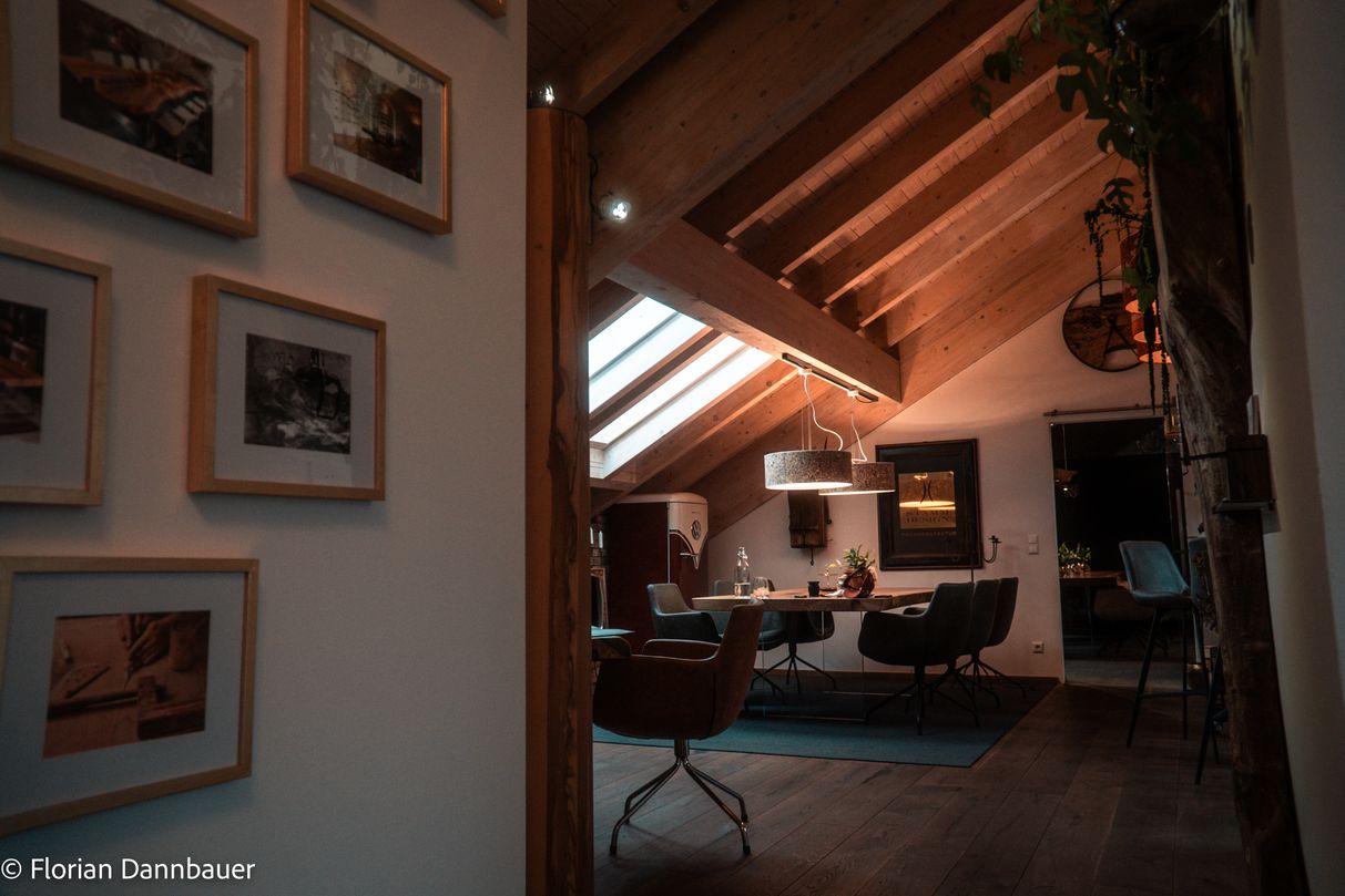 Salle de réunion avec des images sur le mur et un plafond en bois