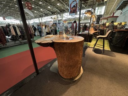 Massiver Stehtisch aus Esche mit charaktervoller Baumkante und eingebautem Feuerbereich