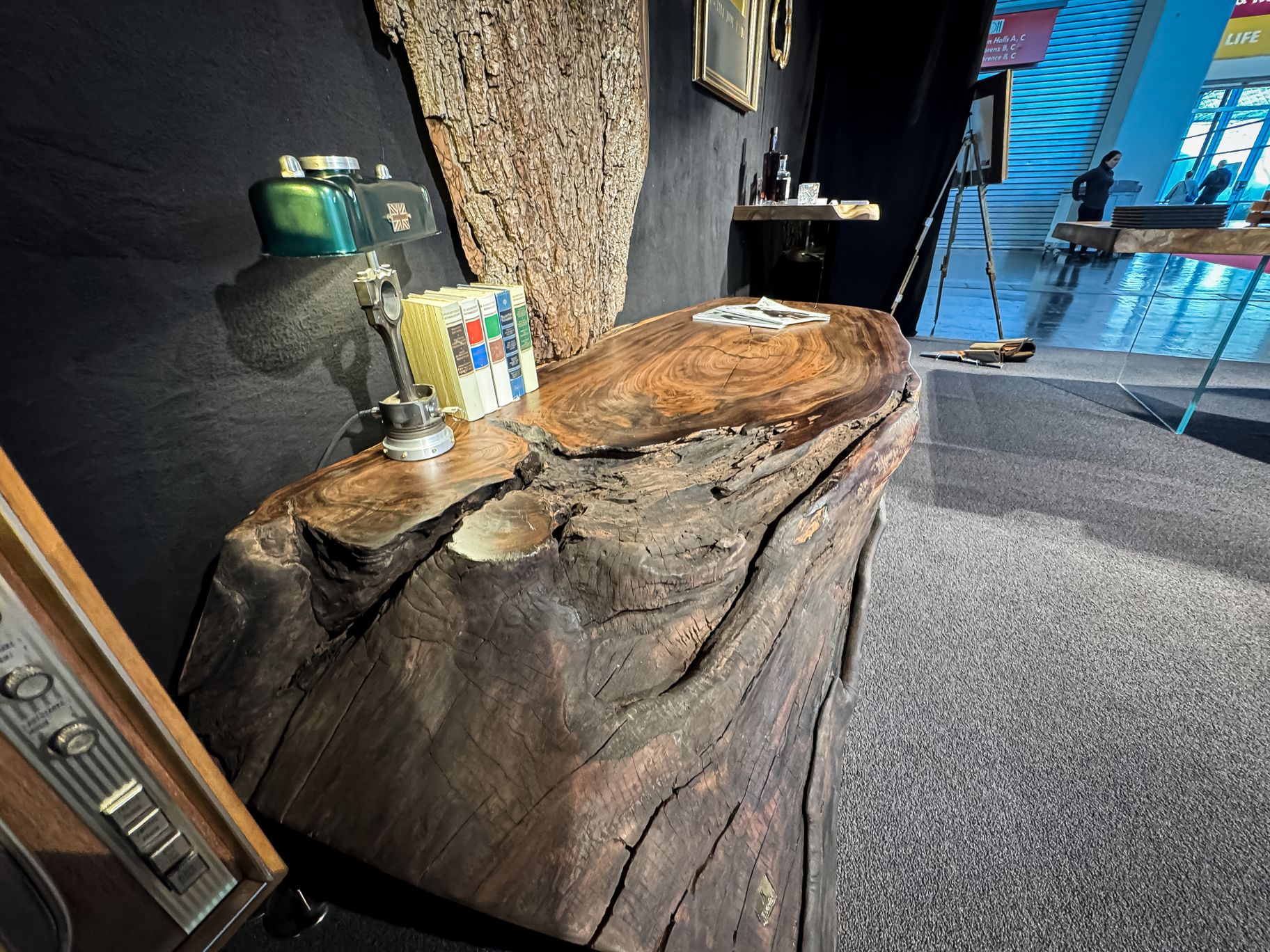 Table d’appoint massive en tronc de noyer, signée Stammdesign