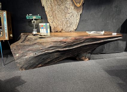 Design-Beistelltisch aus Nussbaum mit organischer Baumkante, gefertigt aus einem durchgehenden Stamm