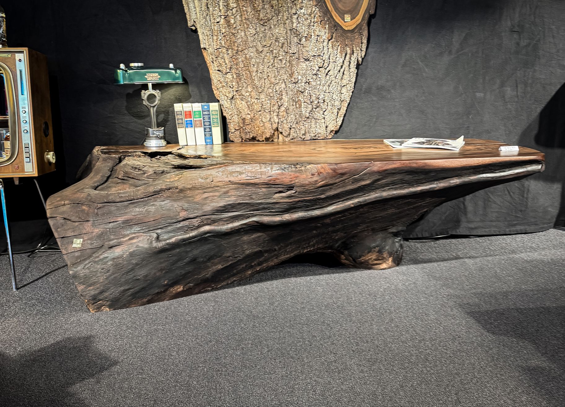 Table d’appoint design en noyer avec bord naturel organique, fabriquée à partir d’un tronc continu