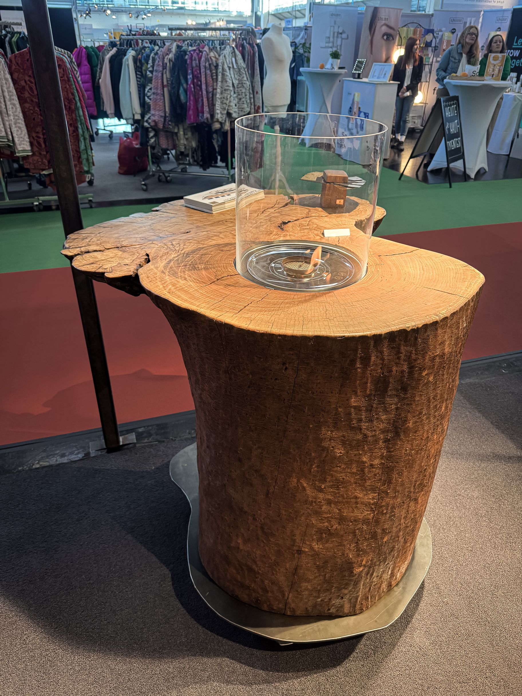 Mesa alta de diseño hecha de un tronco de fresno con borde natural y zona de fuego central