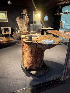 Stehtisch aus einem ganzen Eschenstamm mit natürlicher Baumkante und integriertem Feuerbereich