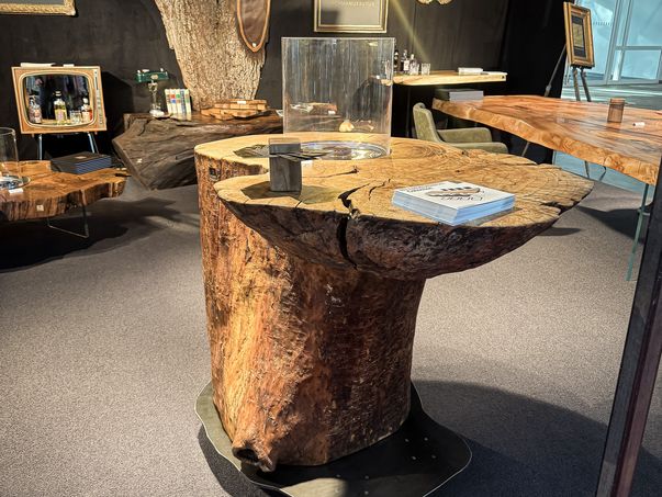 Stehtisch aus einem ganzen Eschenstamm mit natürlicher Baumkante und integriertem Feuerbereich