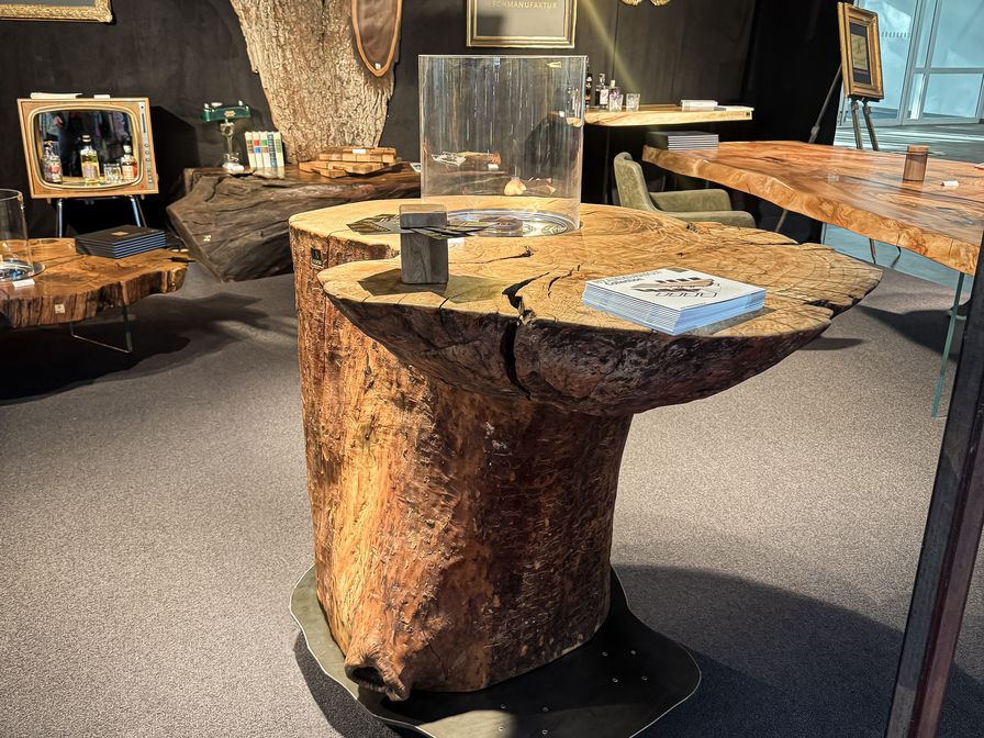 Stehtisch aus einem ganzen Eschenstamm mit natürlicher Baumkante und integriertem Feuerbereich