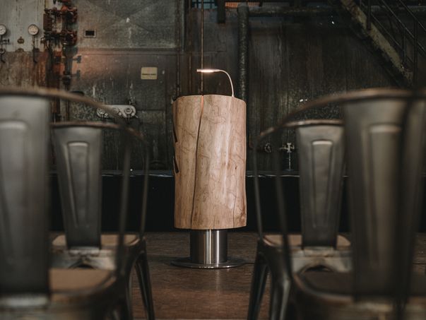 Rednerpult aus einem massiven Baumstamm von Stammdesign in einer alten Industriehalle